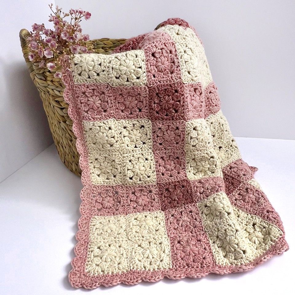 hobbii-anleitungen-heirloom-bloom-babydecke-h-kelanleitung-granny image 2