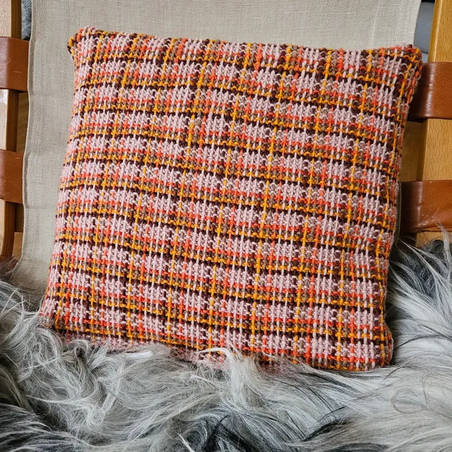 hobbii-anleitungen-tartan-3-kissen-strickanleitung-42x42-cm-karos image 1