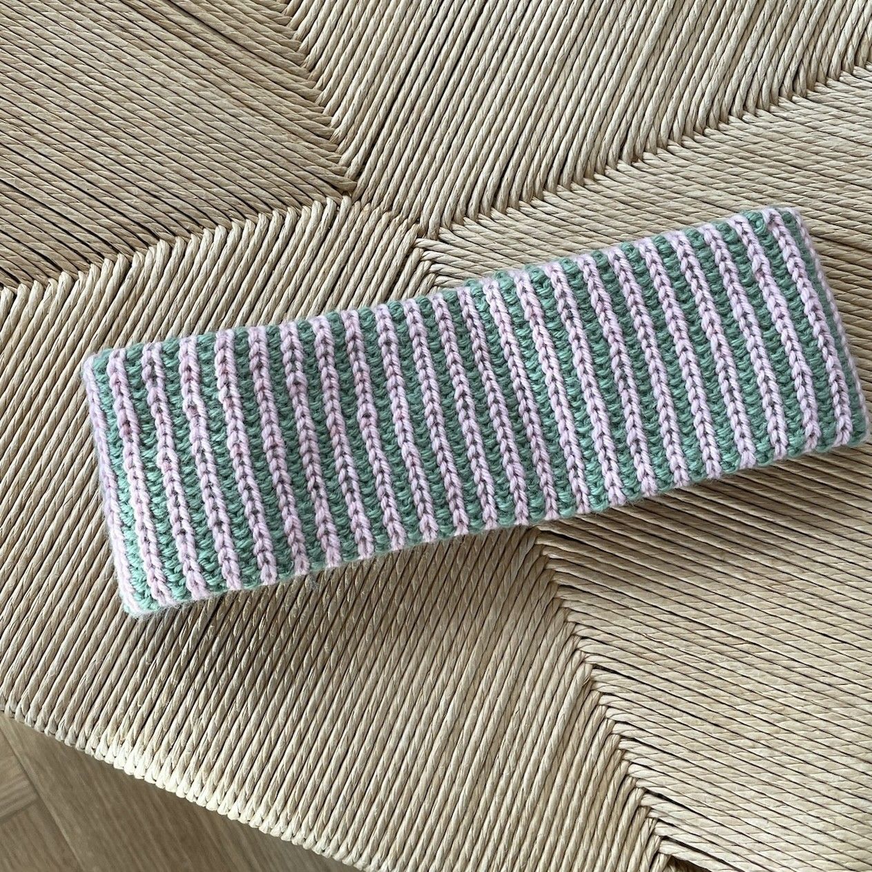 hobbii-easy-coloured-rib-stirnband-strickanleitung-s-m image 4