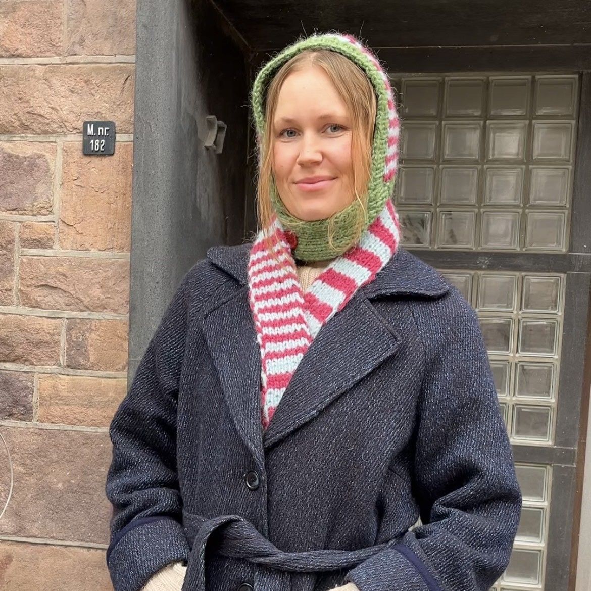 hobbii-anleitungen-button-bonnet-haube-strickanleitung-one-size image 3