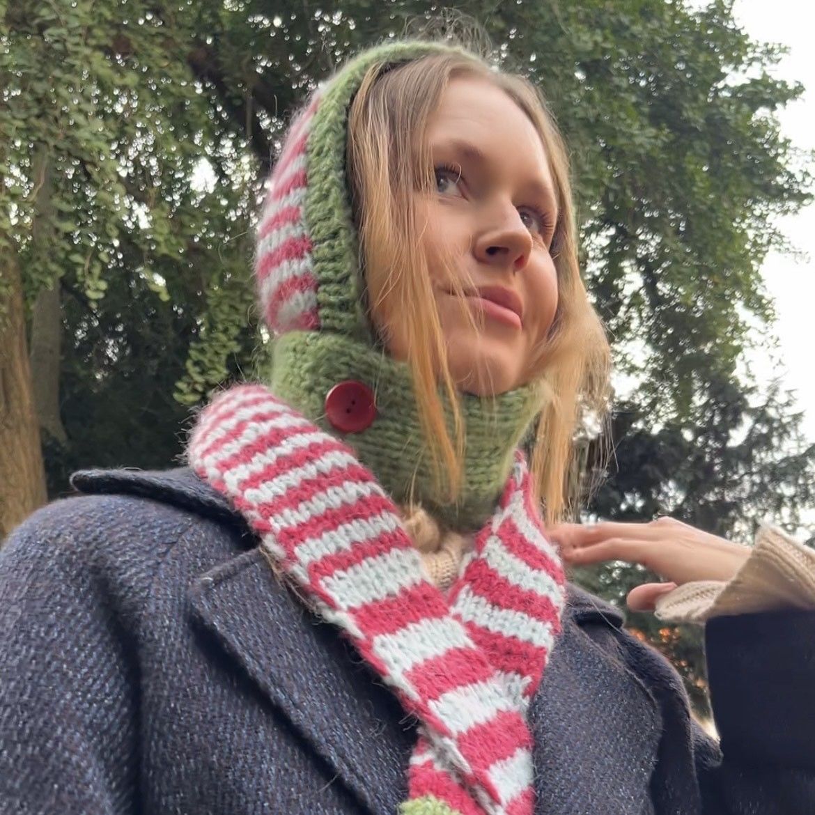 hobbii-anleitungen-button-bonnet-haube-strickanleitung-one-size image 1