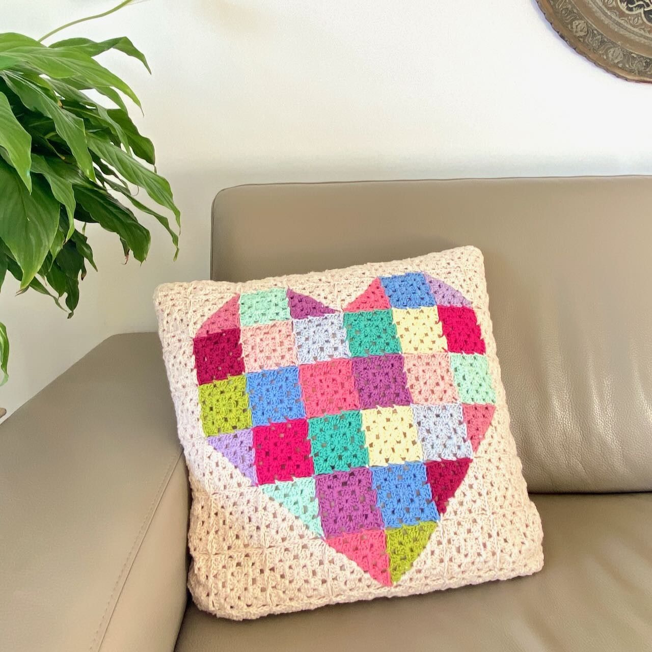 hobbii-heart-h-kelanleitung-kissen-42x42-granny-herz image 3