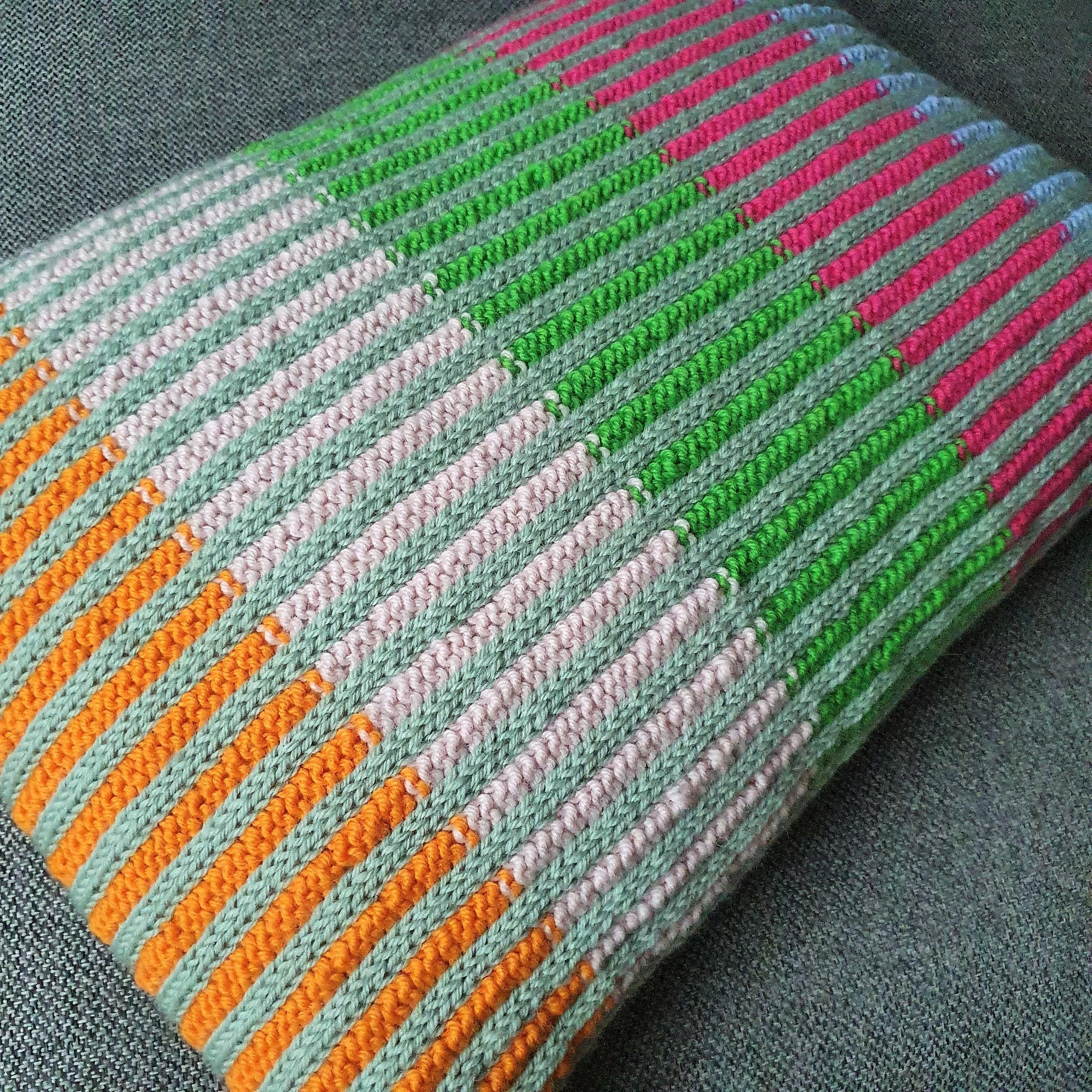 hobbii-lara-kissen-strickanleitung-one-size-33x50-cm image 2