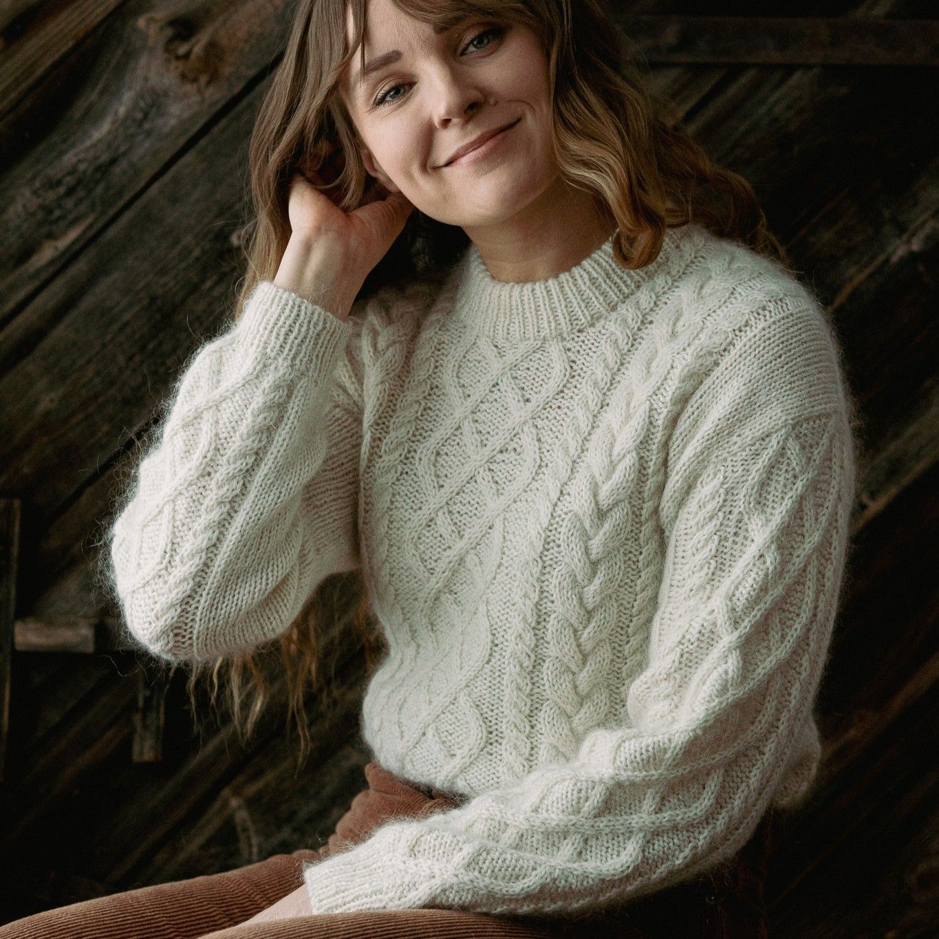 hobbii-anleitungen-soft-frost-pullover-strickanleitung-pdf-zopfmuster image 2