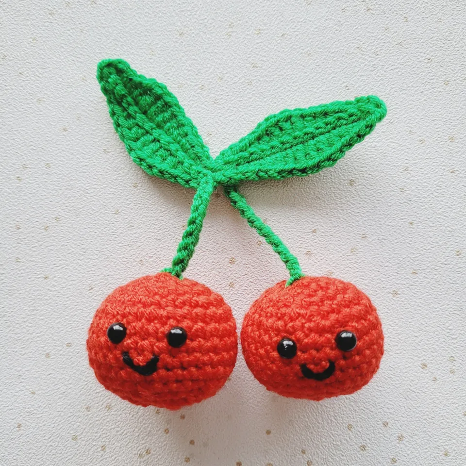 hobbii-anleitungen-cheerful-cherries-amigurumi-h-kelanleitung-11cm image 1