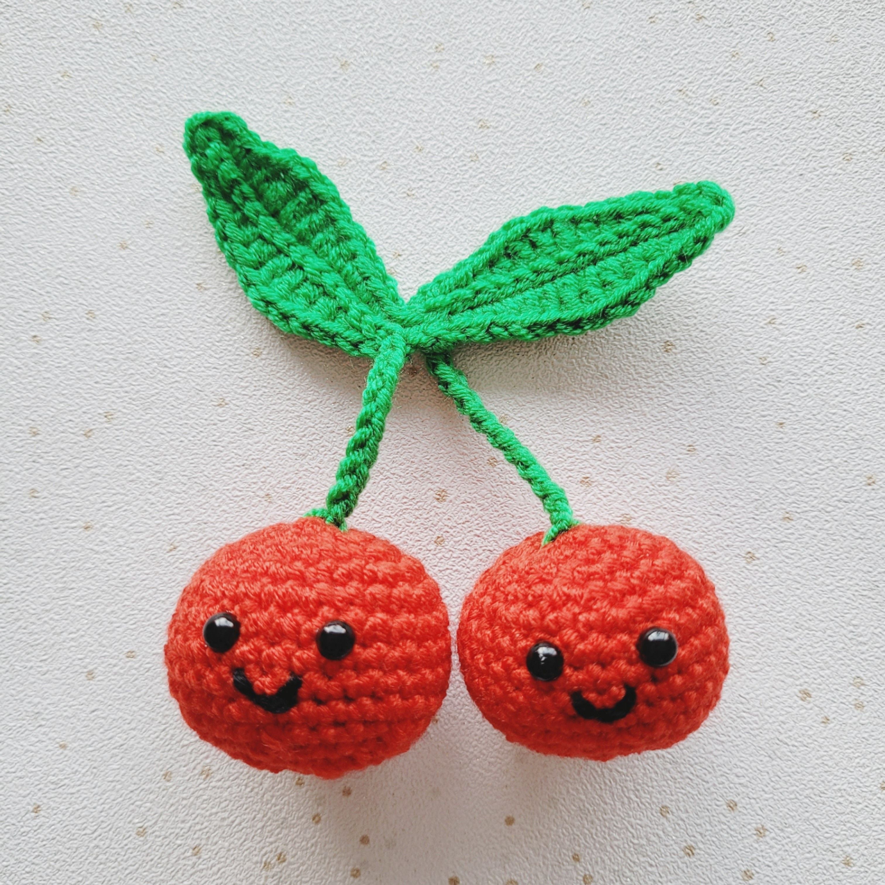 hobbii-anleitungen-cheerful-cherries-amigurumi-h-kelanleitung-11cm image 1