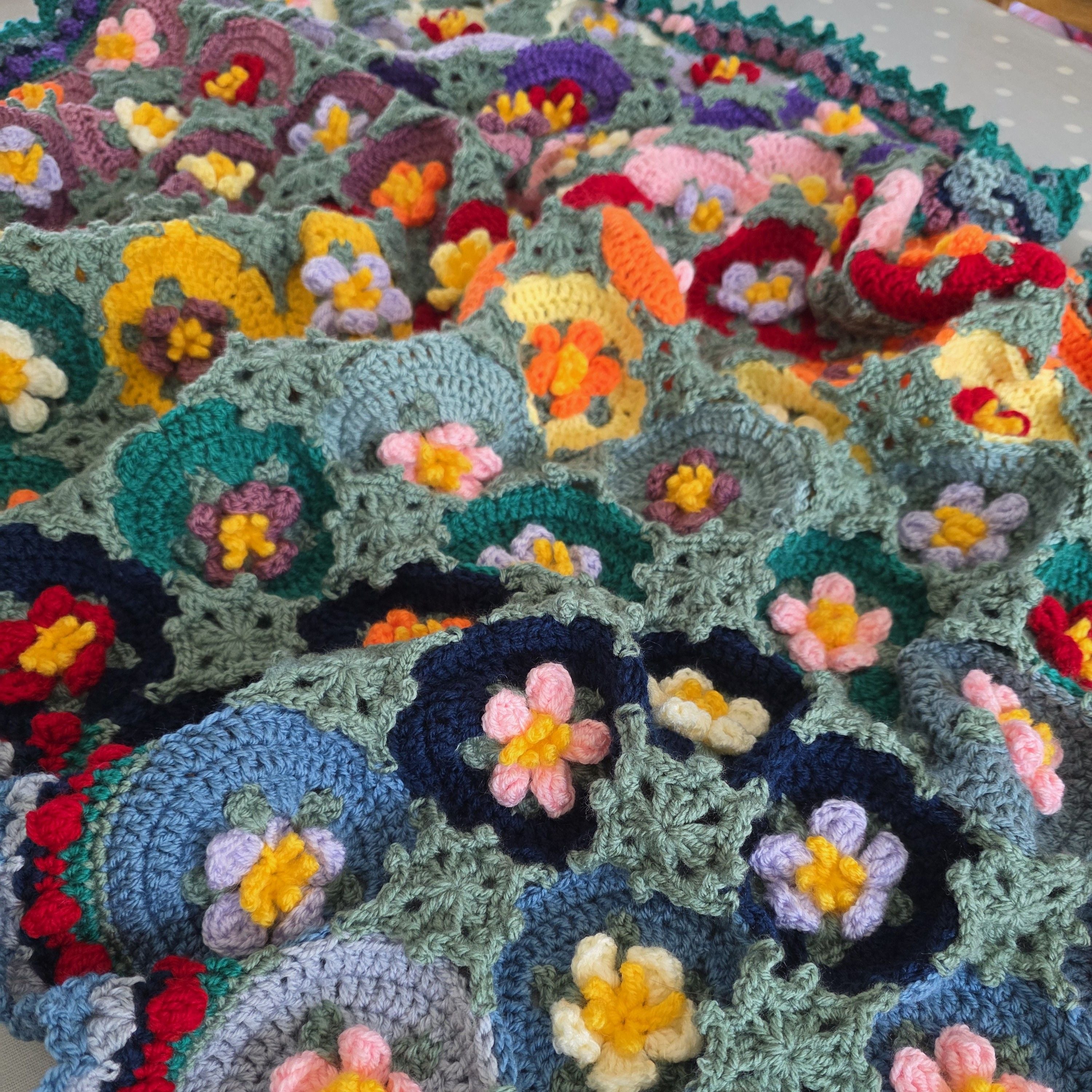 hobbii-anleitungen-macaroon-blossom-blanket-h-keldecke-one-size image 5