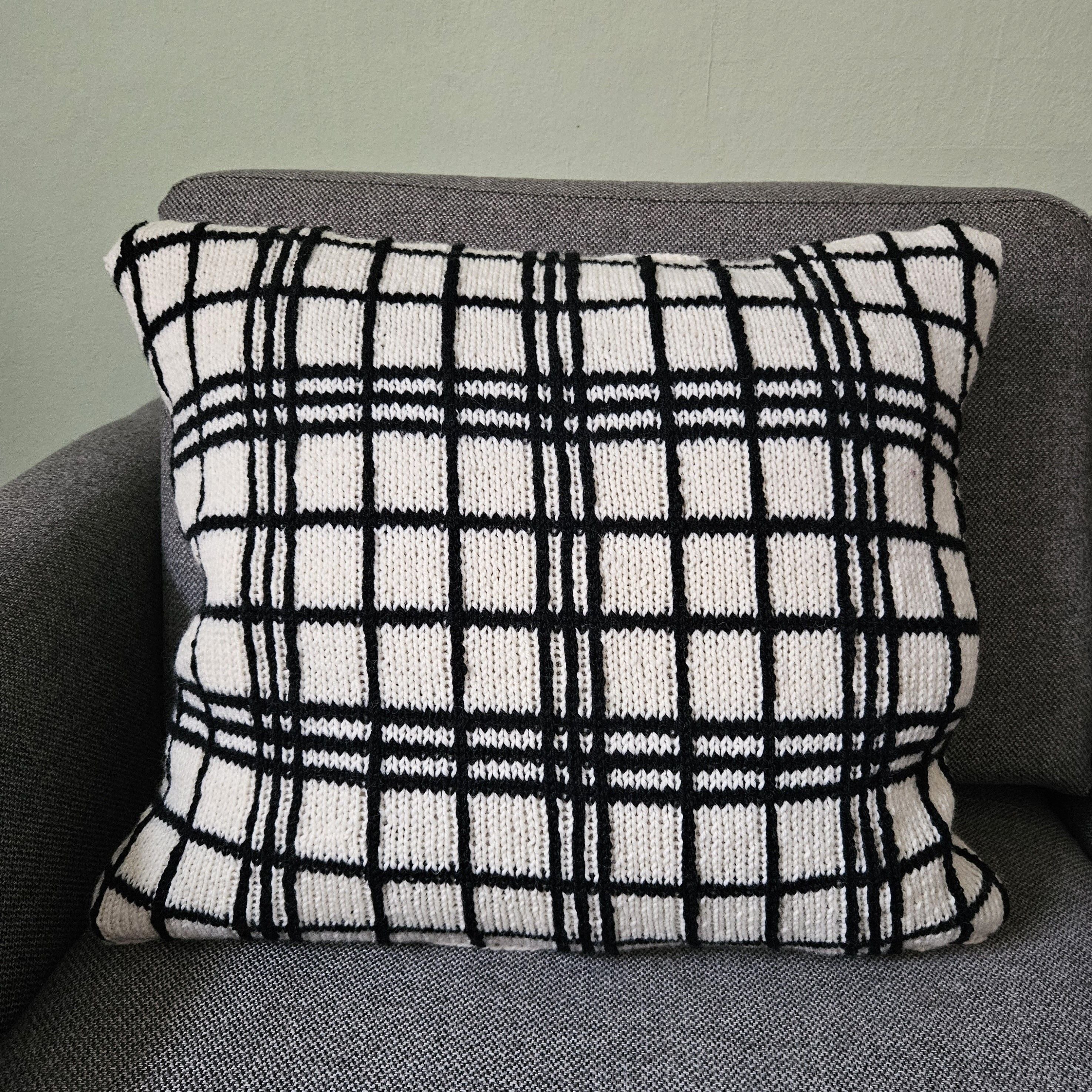 hobbii-anleitungen-tern-kissen-strickanleitung-50x50-schwarz-wei image 1