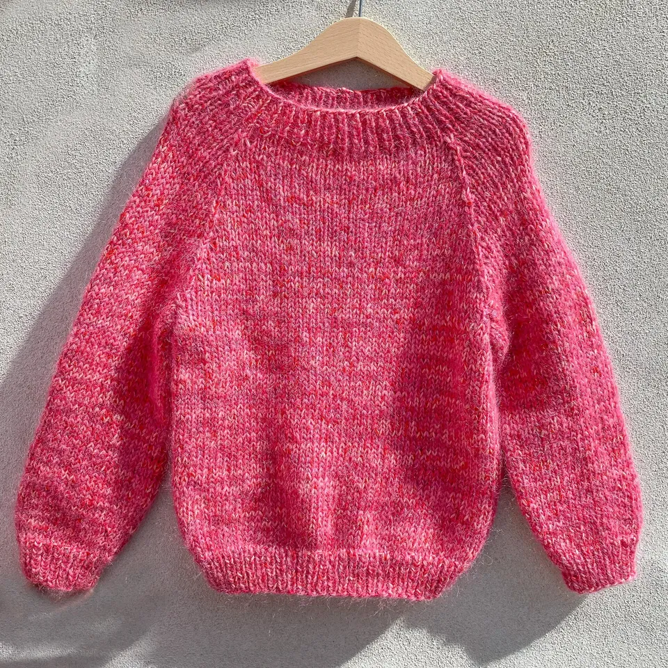 hobbii-anleitungen-greta-strickanleitung-kinderpullover-6-14-jahre image 1