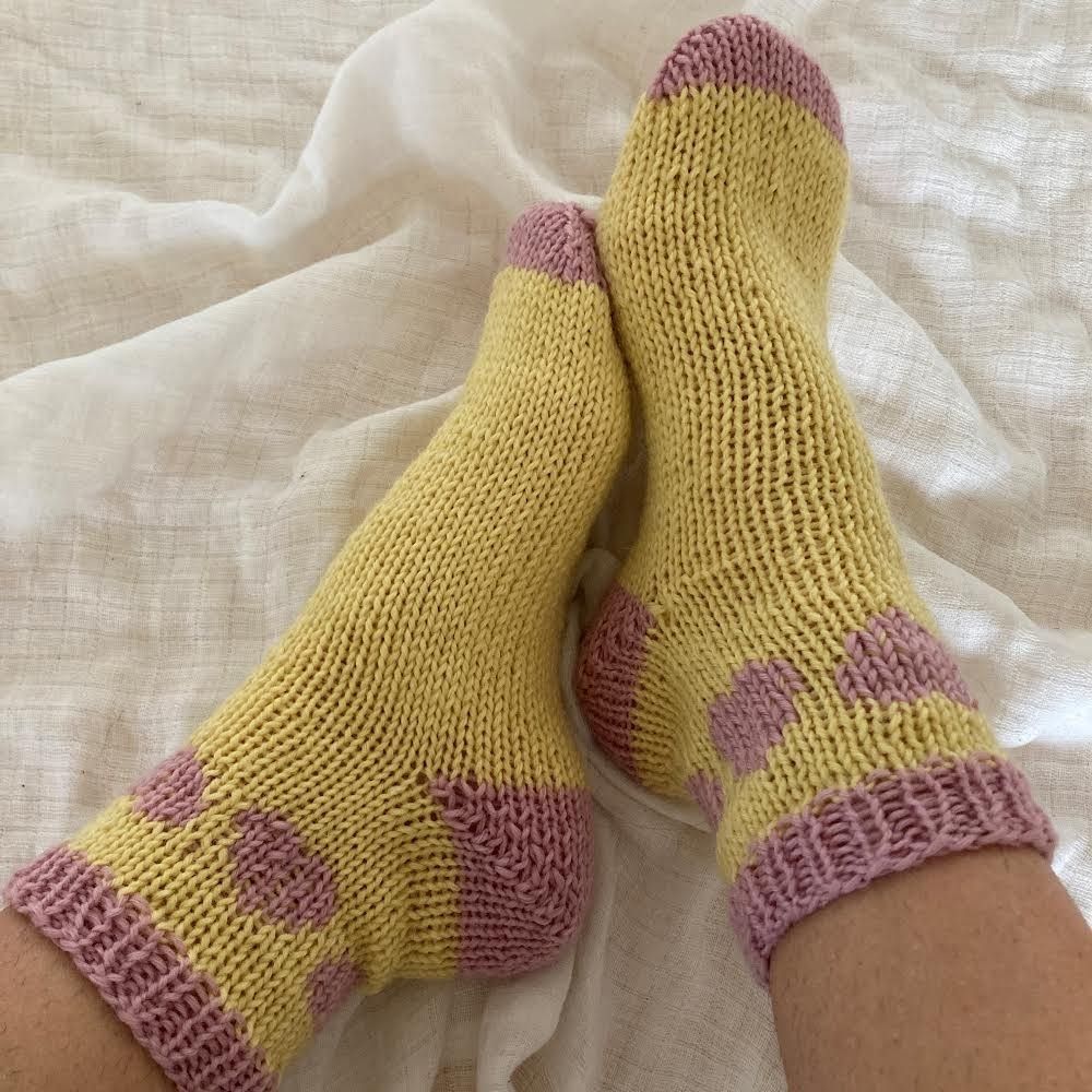 hobbii-anleitungen-ilu-socks-socken-strickanleitung-38-39-pdf-herz image 2