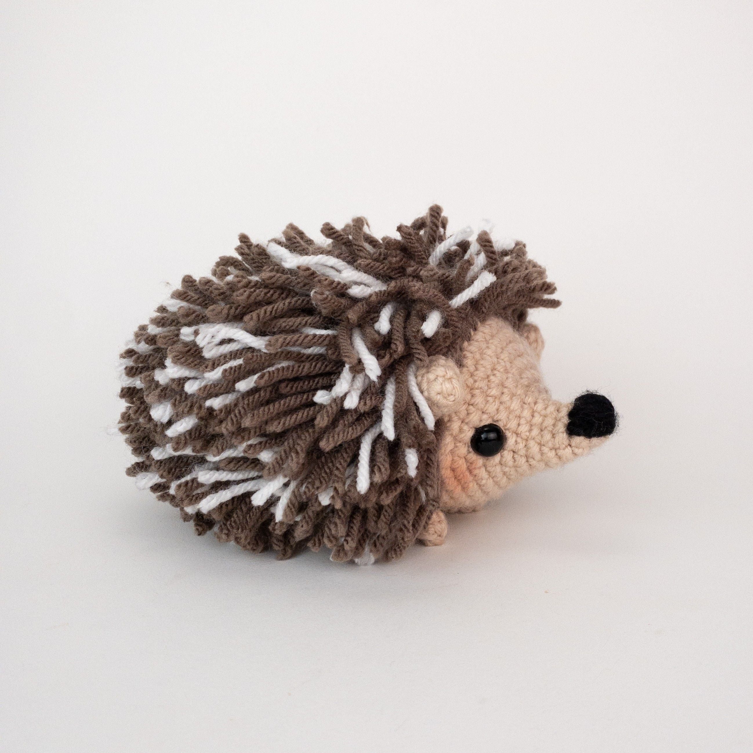 hobbii-anleitungen-heath-der-igel-h-kelanleitung-19-cm-amigurumi image 1