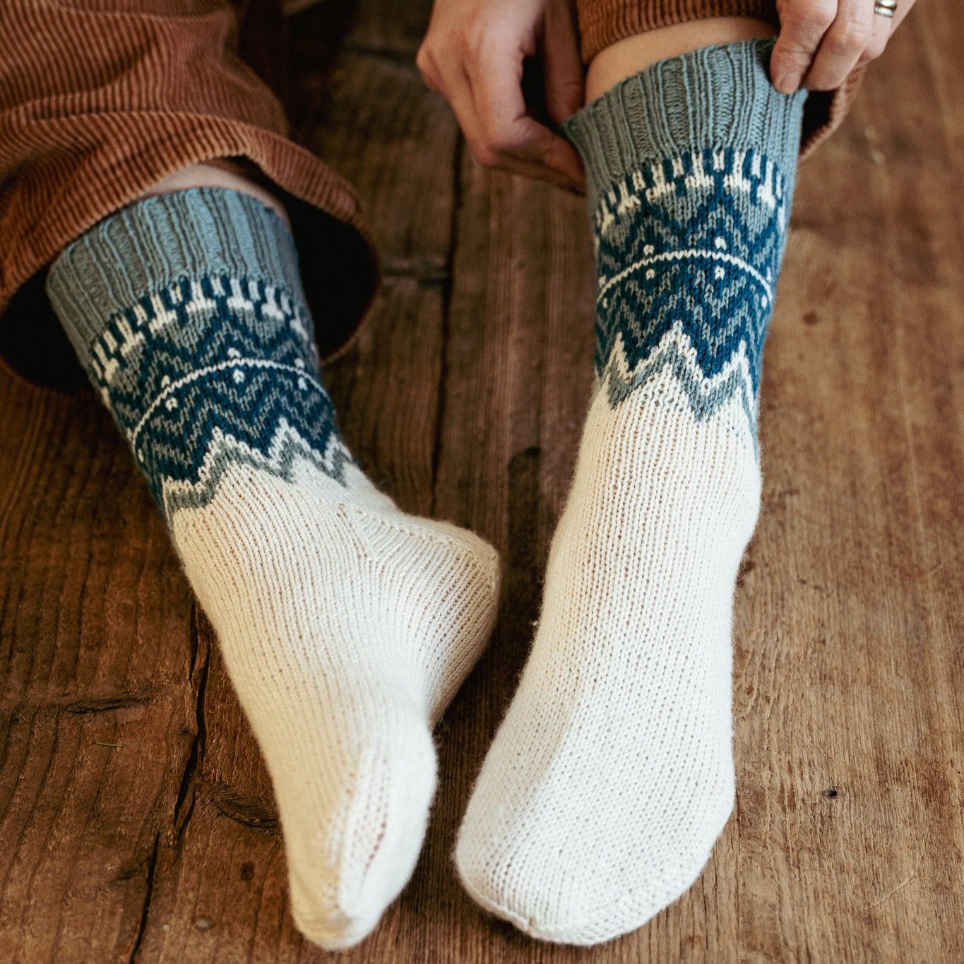 hobbii-anleitungen-frostpeak-strickanleitung-socken-gr-e-1-2 image 1