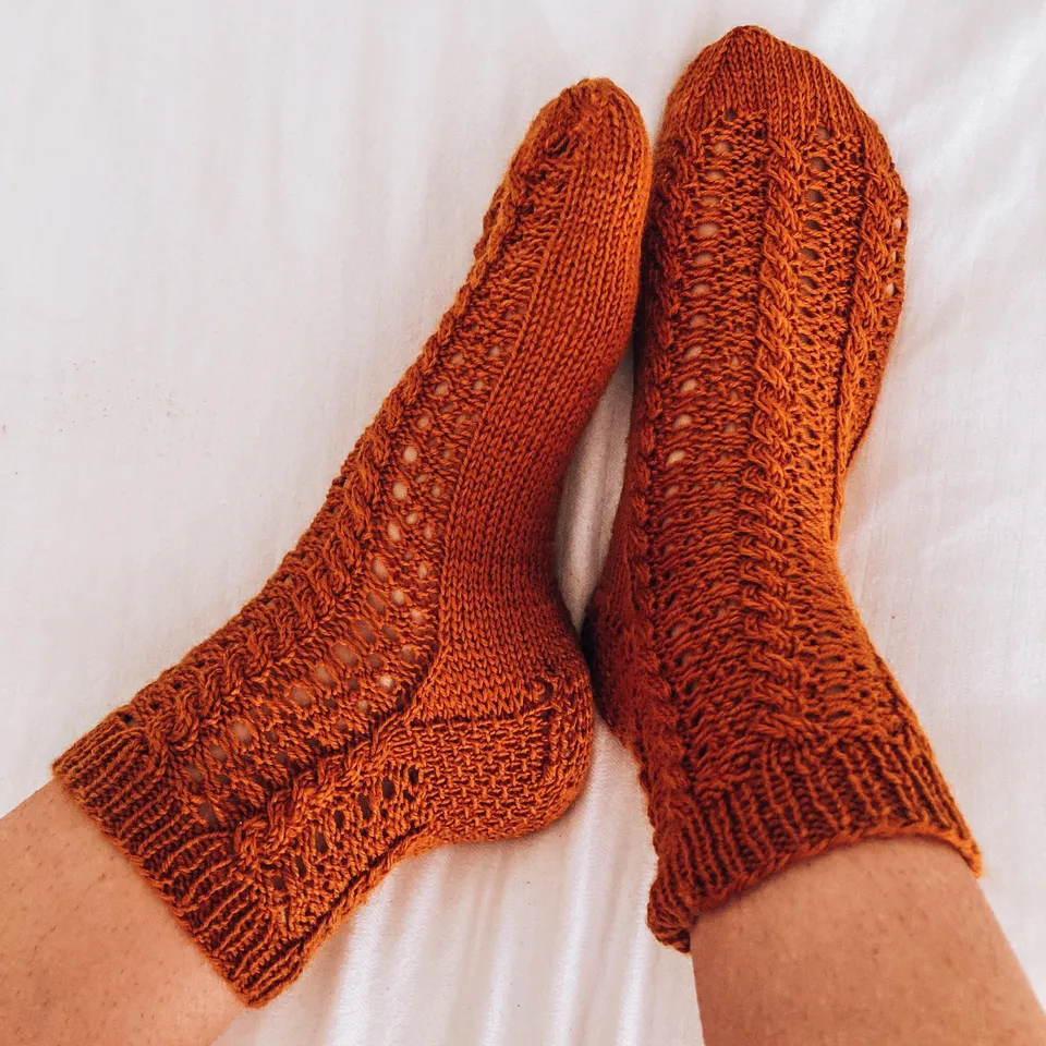 hobbii-anleitungen-twist-me-socks-socken-strickanleitung-36-43 image 1