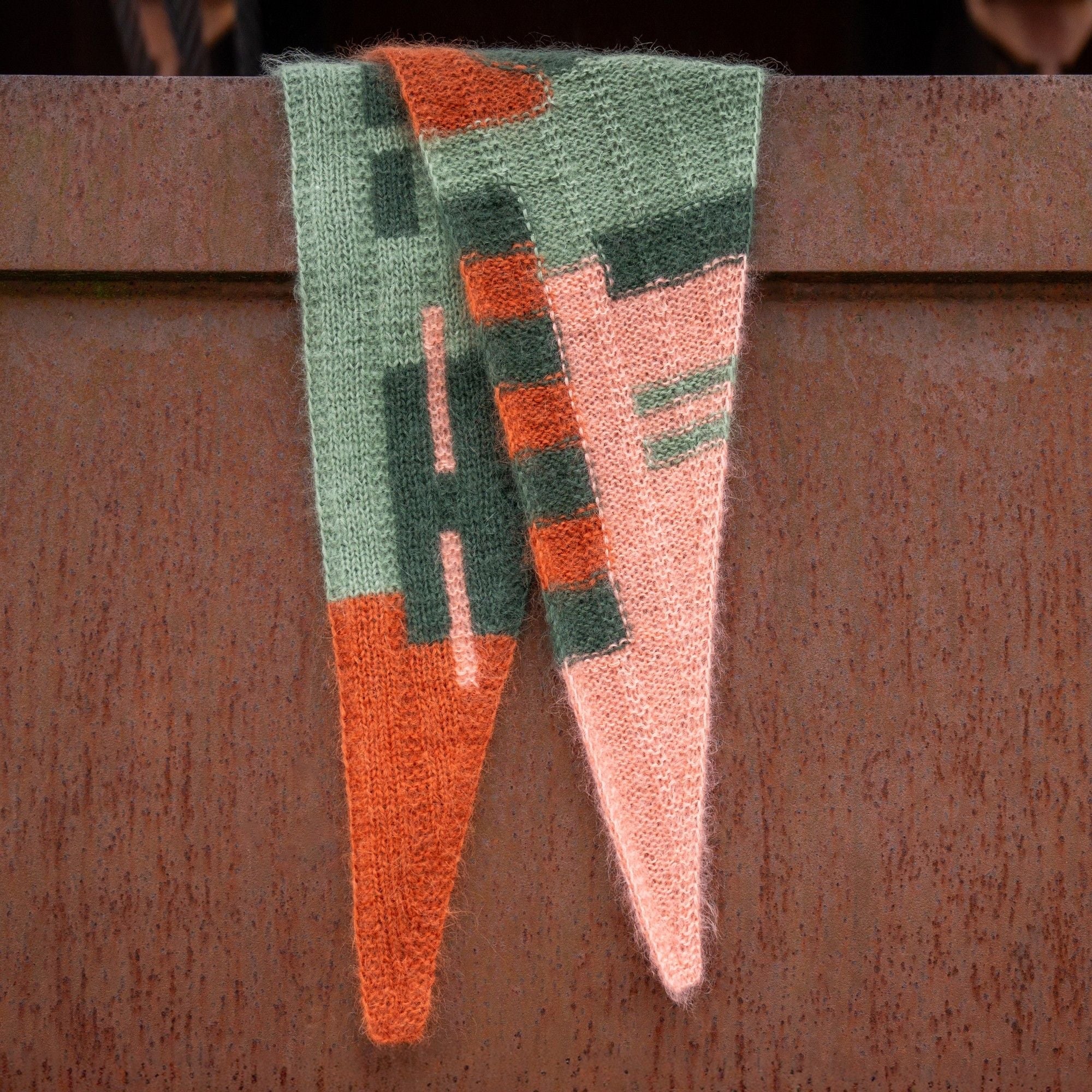 hobbii-rust-rhythm-bandana-strickset-tuch-mit-garn-133-cm image 3