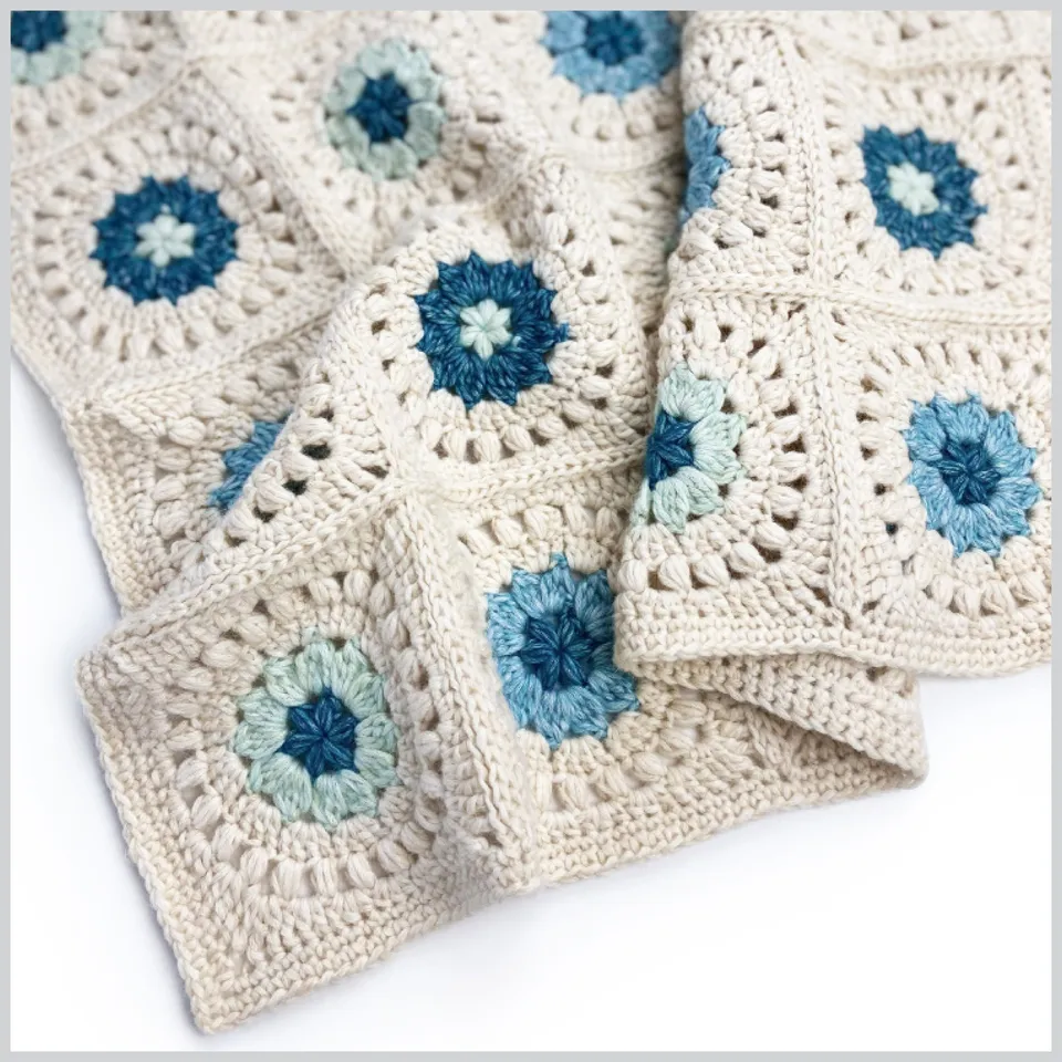 hobbii-anleitungen-blossom-throw-h-keldecke-baby-adult-granny image 1
