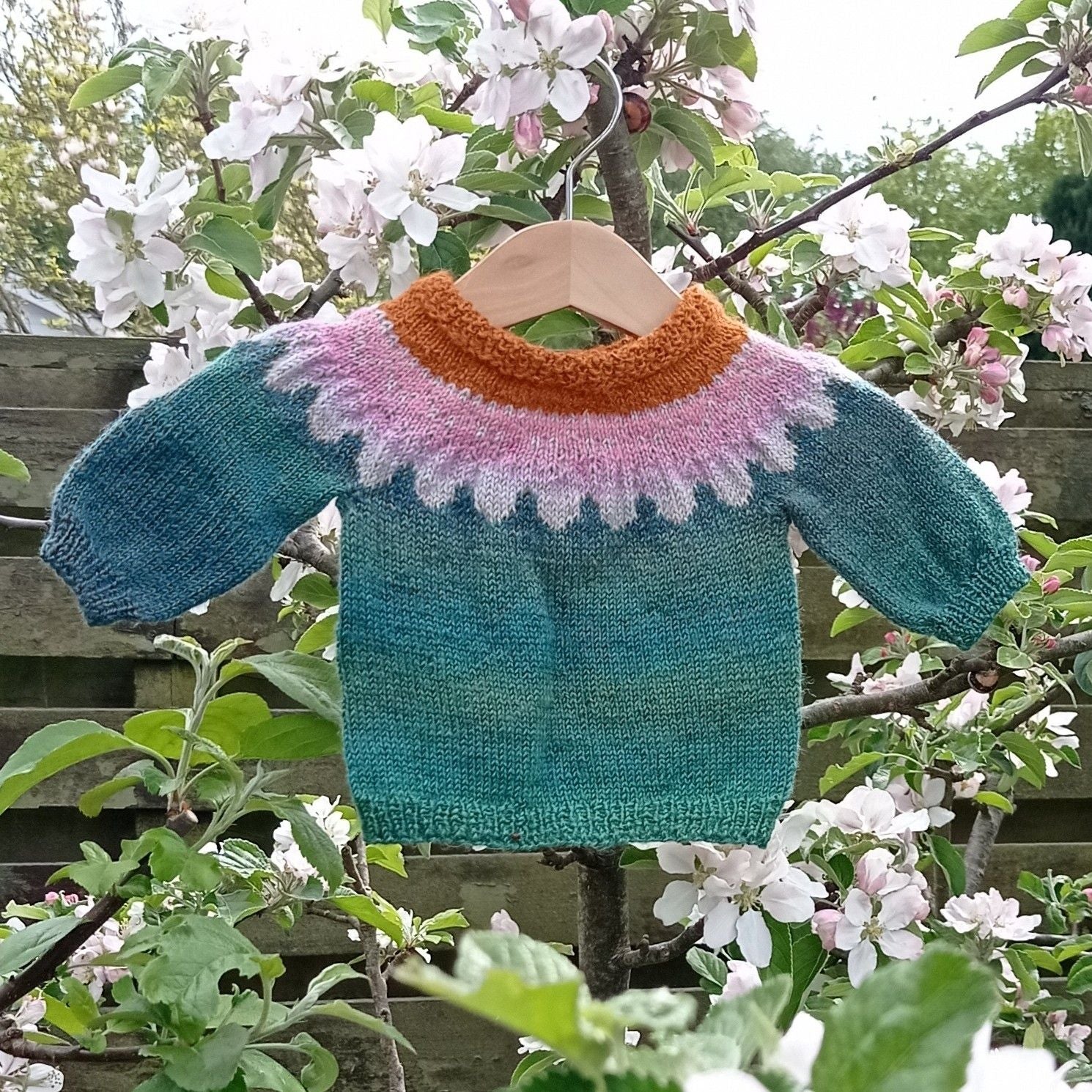 hobbii-dream-flower-kinderpullover-strickanleitung-pdf-baby image 1