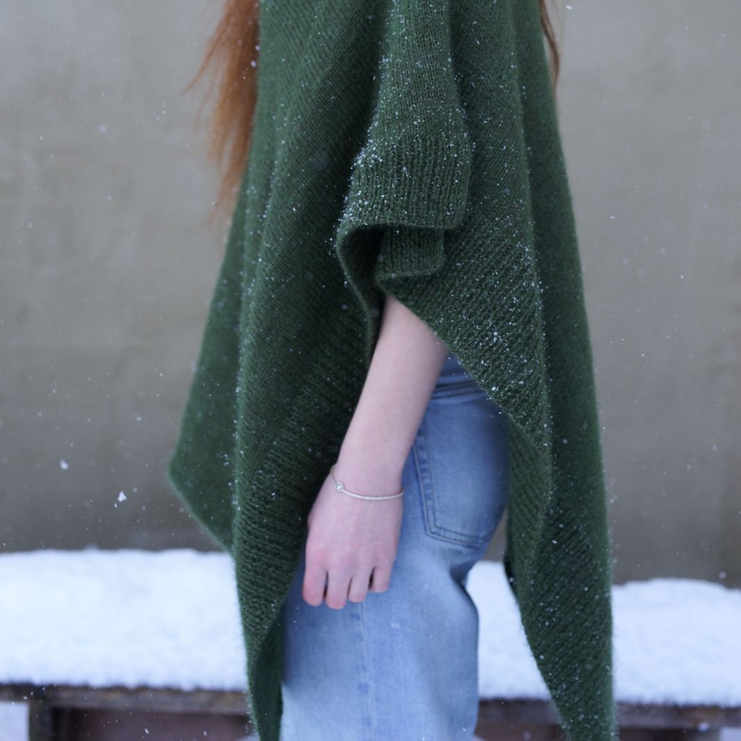 hobbii-soft-amber-poncho-strickanleitung-asymmetrisch image 2