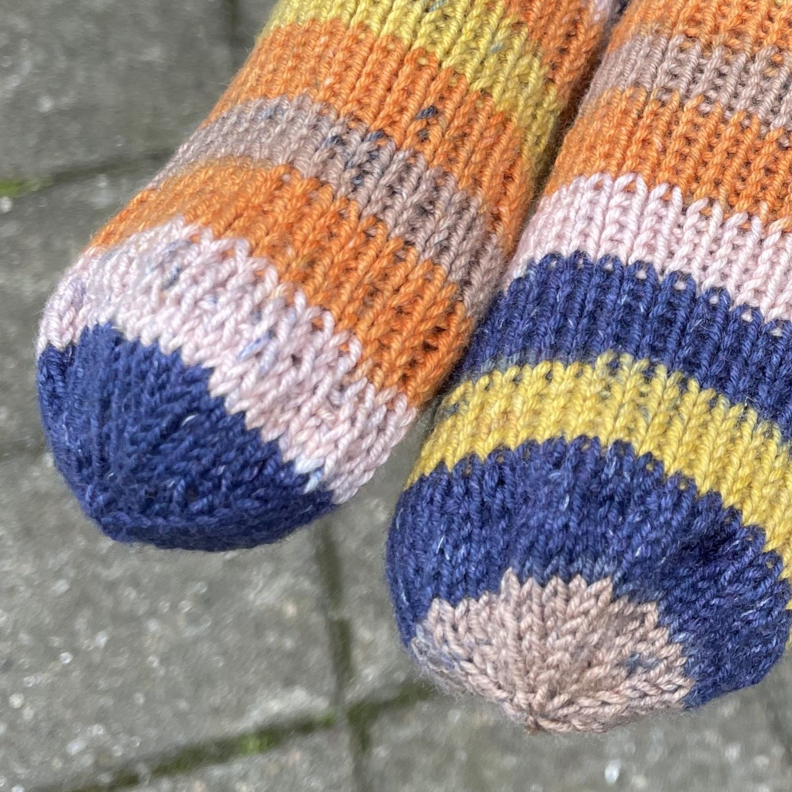 hobbii-anleitungen-bomsok-kinderstr-mpfe-strickanleitung-8-10-jahre image 4