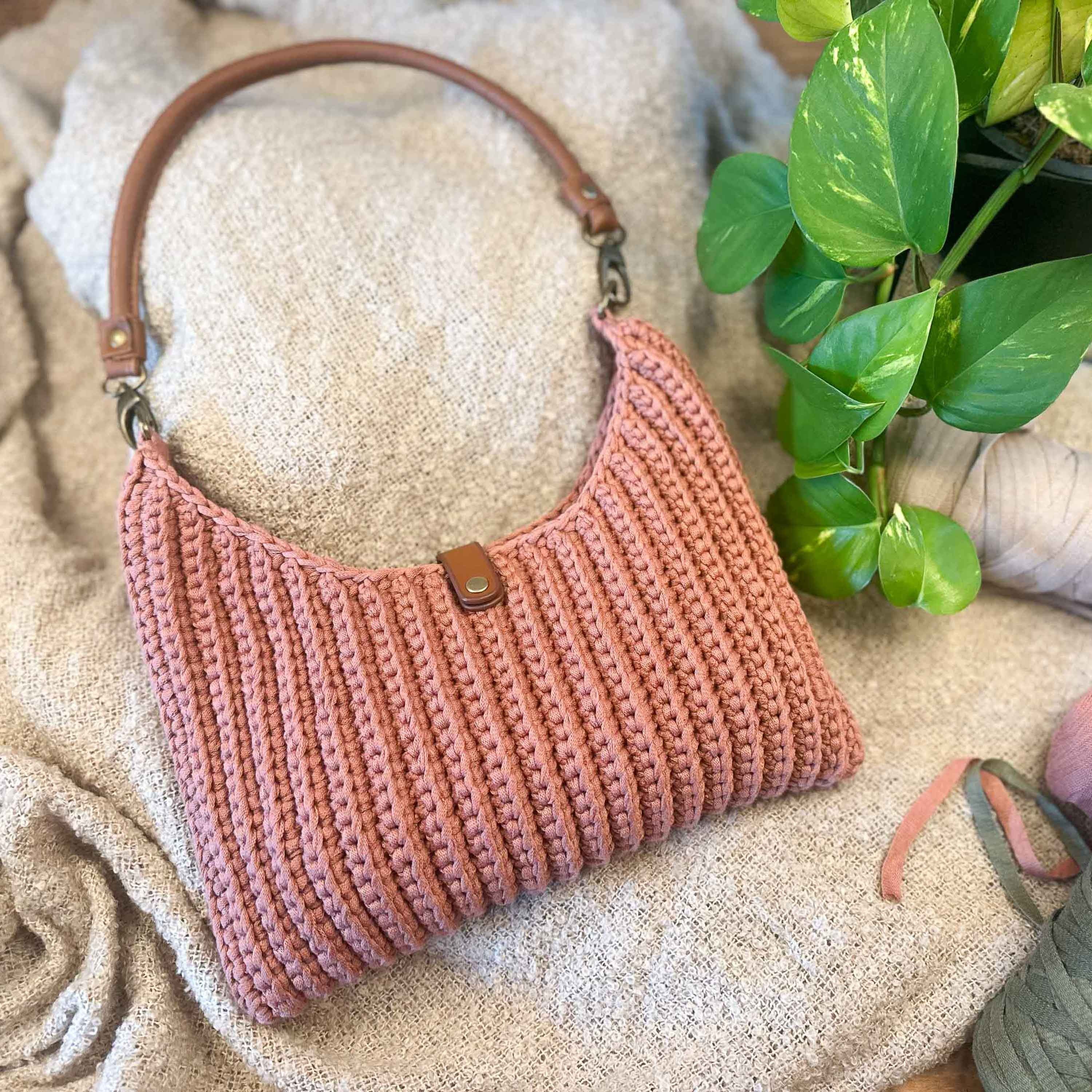 hobbii-anleitungen-amelia-handtasche-strickanleitung-one-size-hobo image 1