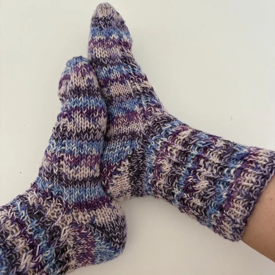hobbii-anleitungen-ivy-twist-socken-strickanleitung-38-40-zopf image 1