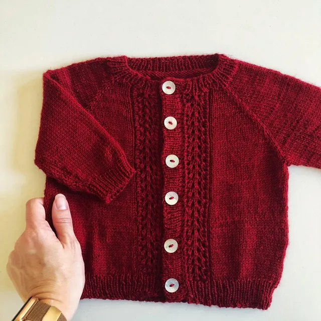 hobbii-guldregn-mini-kinderjacke-strickanleitung-raglan-spitze image 1