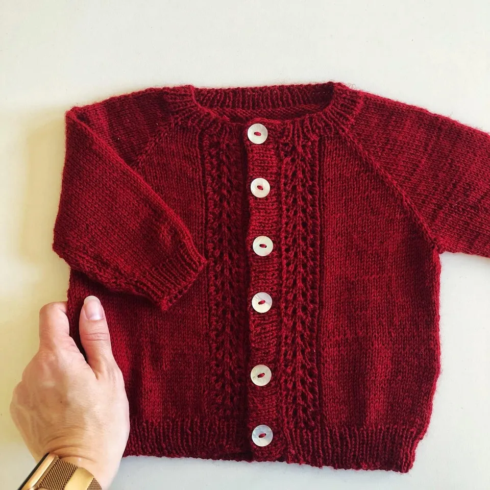 hobbii-guldregn-mini-kinderjacke-strickanleitung-raglan-spitze image 1