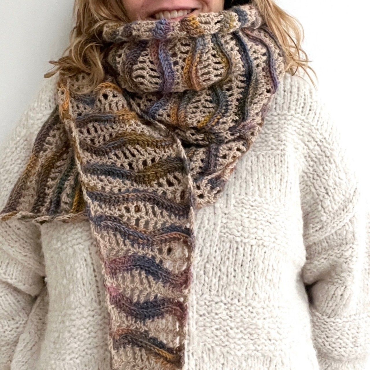 hobbii-anleitungen-winter-waves-wrap-schal-one-size-h-kelanleitung image 1