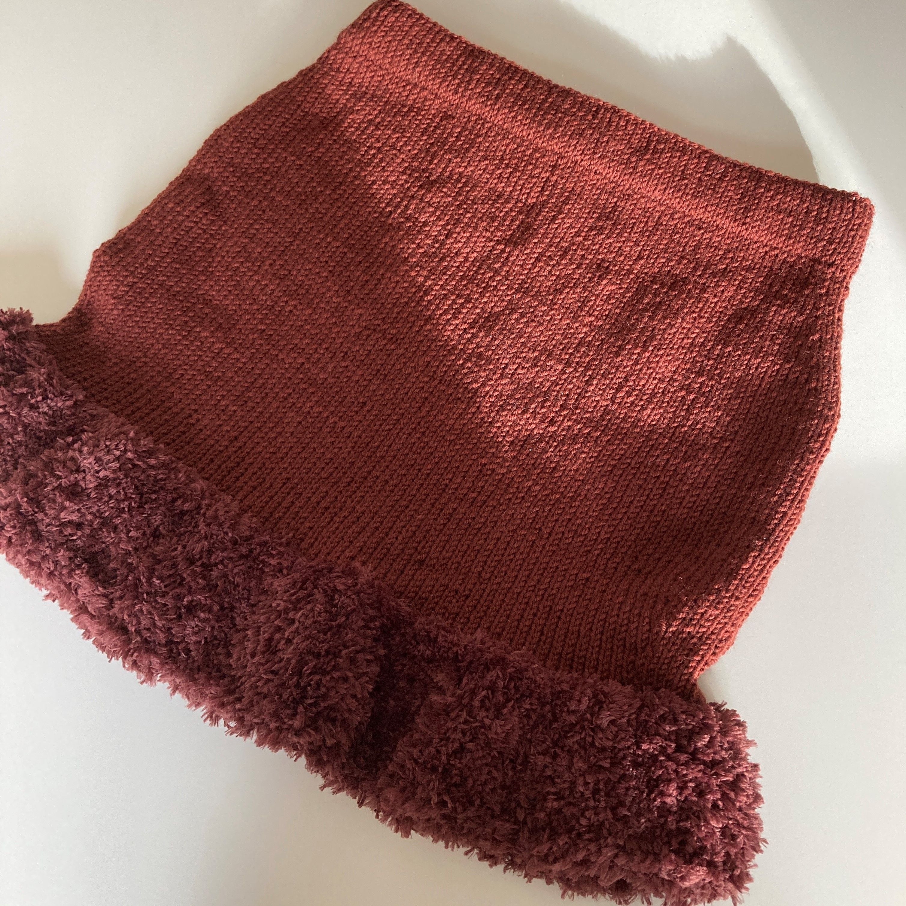 hobbii-anleitungen-furry-friend-skirt-strickanleitung-rock-pelzbesatz image 3