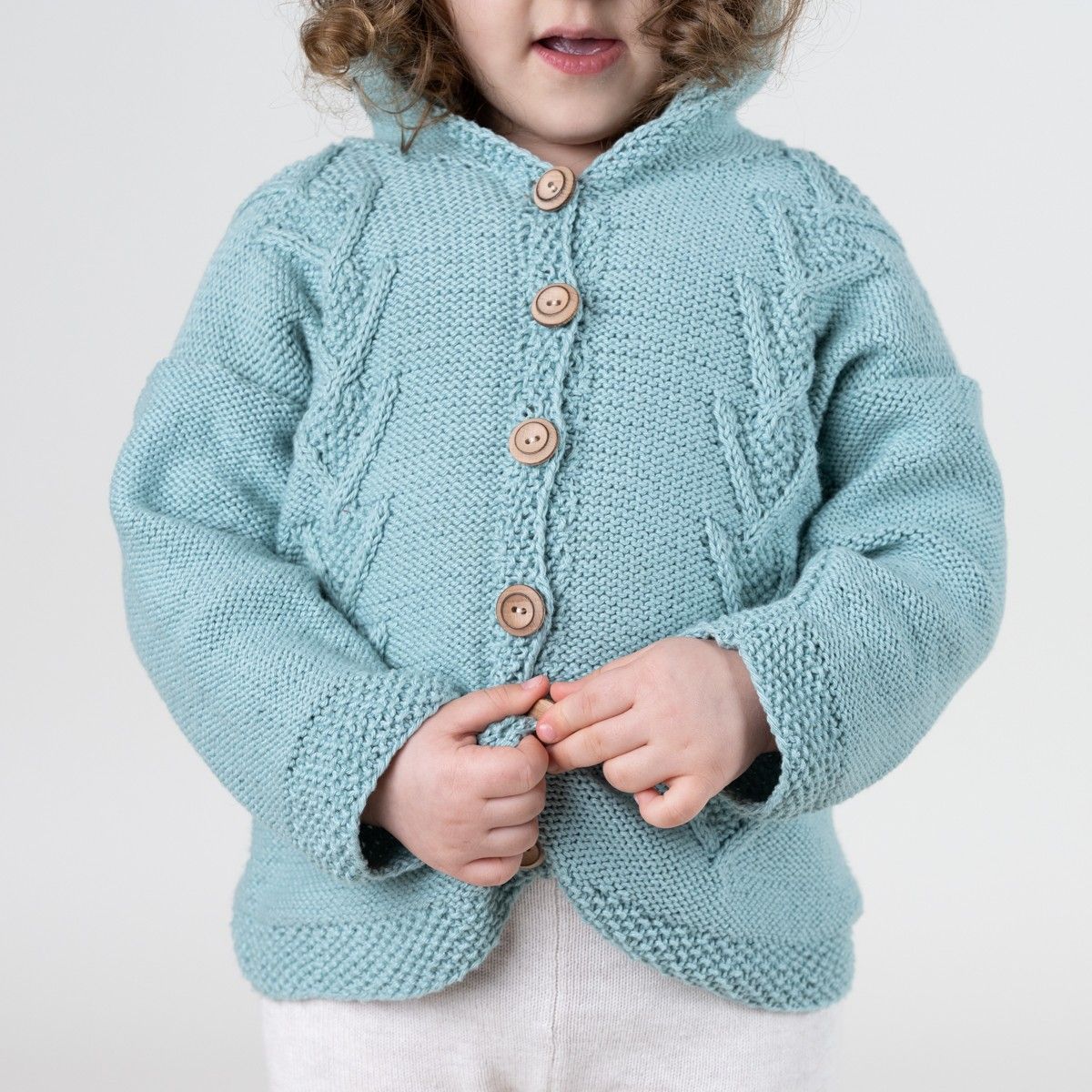 hobbii-anleitungen-sam-suss-kindercardigan-strickanleitung-zopf-12-m image 2