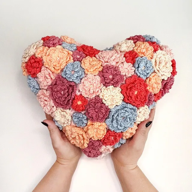 hobbii-blooming-heart-h-kelanleitung-herzkissen-bl-ten image 1