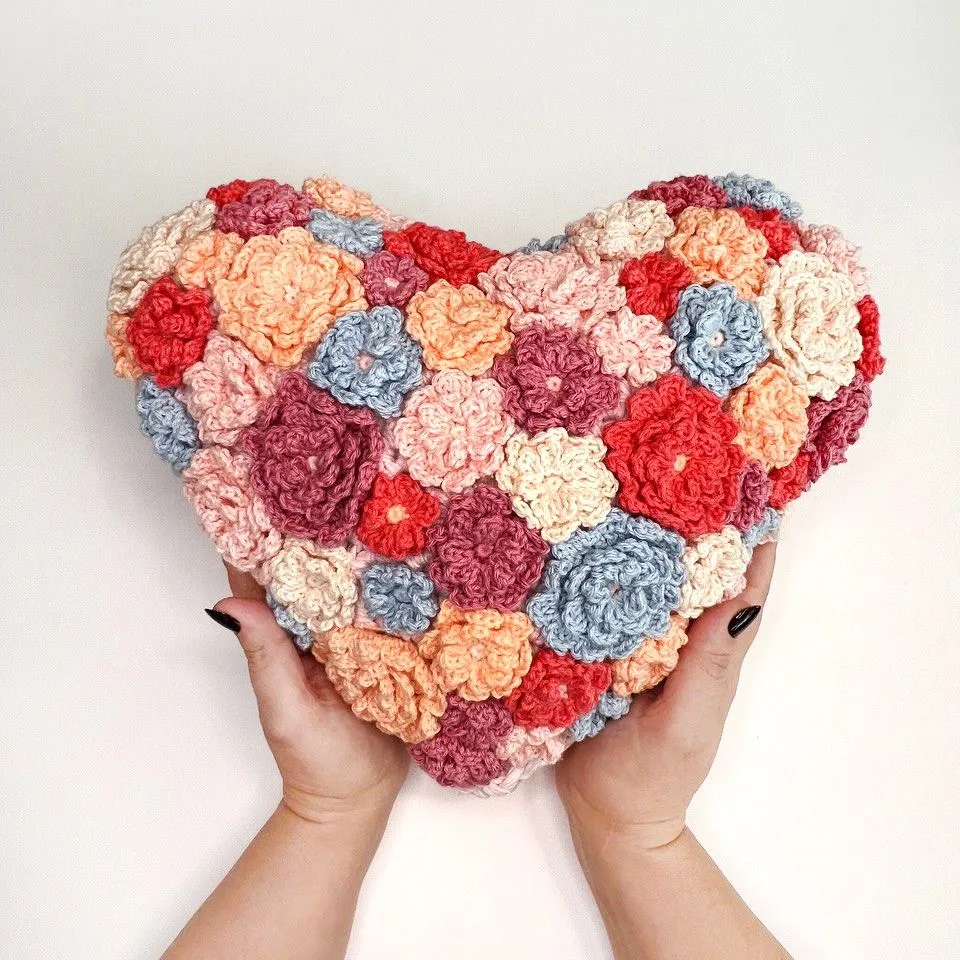 hobbii-blooming-heart-h-kelanleitung-herzkissen-bl-ten image 1