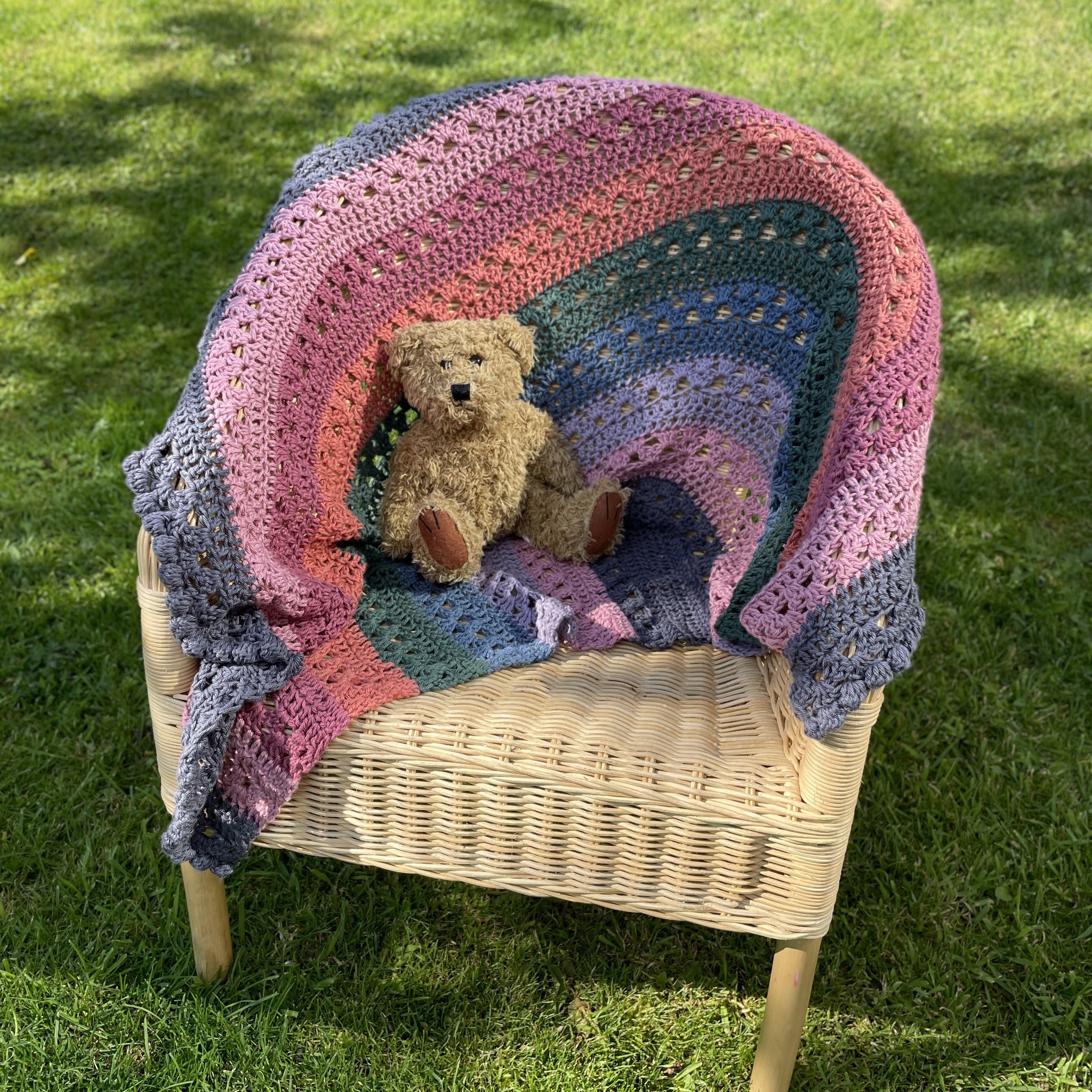 hobbii-anleitungen-granny-over-the-rainbow-decke-100x70 image 5