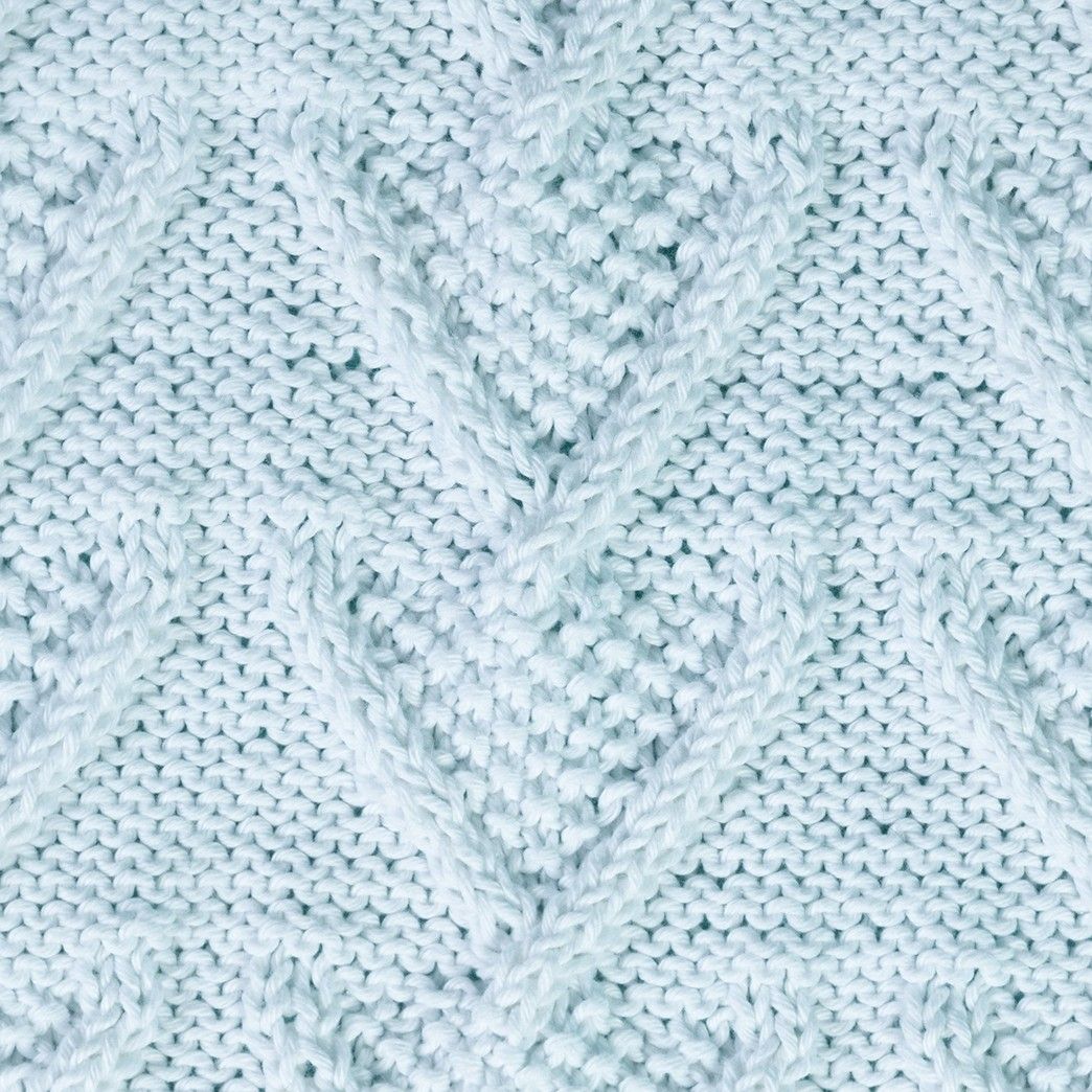 hobbii-sam-suss-babydecke-strickanleitung-65x85-zopfmuster image 4