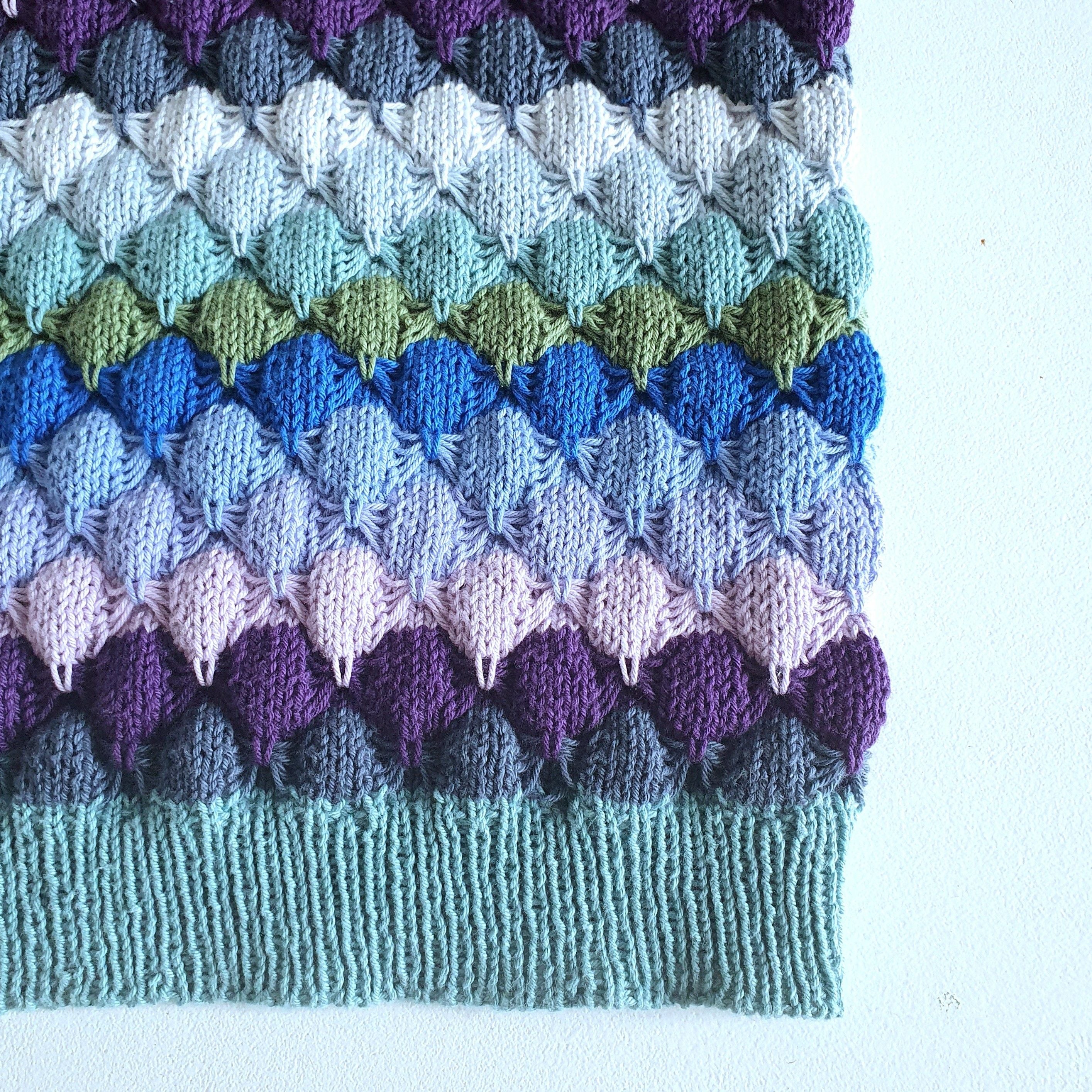 hobbii-sommerbobler-t-shirt-strickanleitung-pdf-reliefmuster image 4