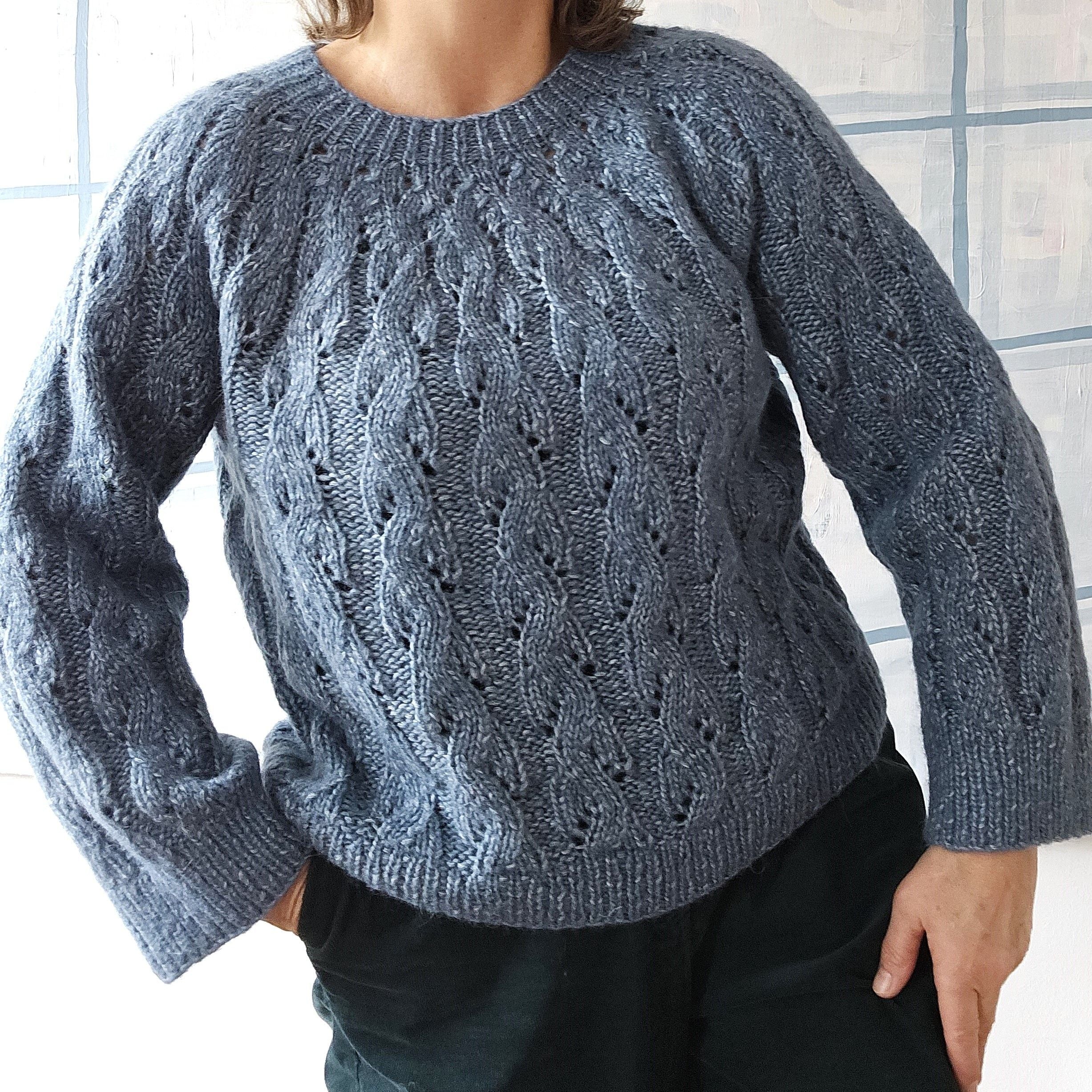 hobbii-bl-de-sving-pullover-strickanleitung-pdf-lochmuster image 1