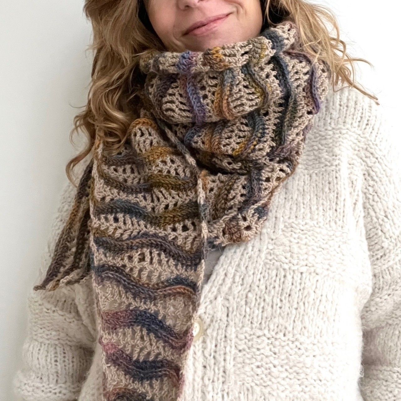 hobbii-anleitungen-winter-waves-wrap-schal-one-size-h-kelanleitung image 2