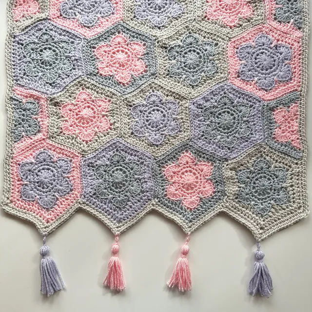 hobbii-anleitungen-cozy-hexi-flower-decke-h-kelanleitung image 1
