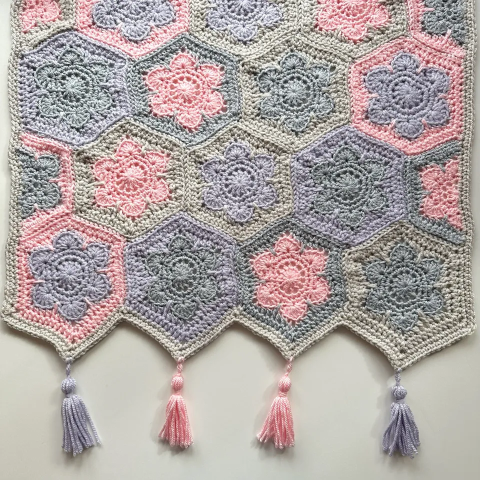 hobbii-anleitungen-cozy-hexi-flower-decke-h-kelanleitung image 1