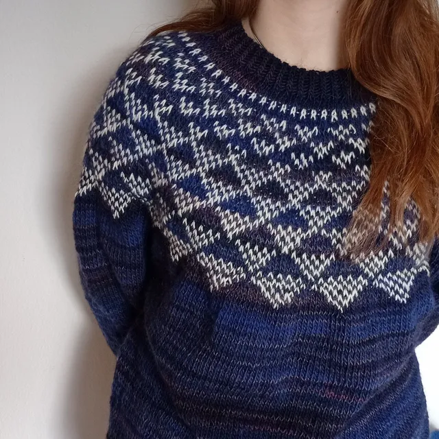 hobbii-triangle-sweater-strickanleitung-xxs-xxl-dreiecksmuster image 1