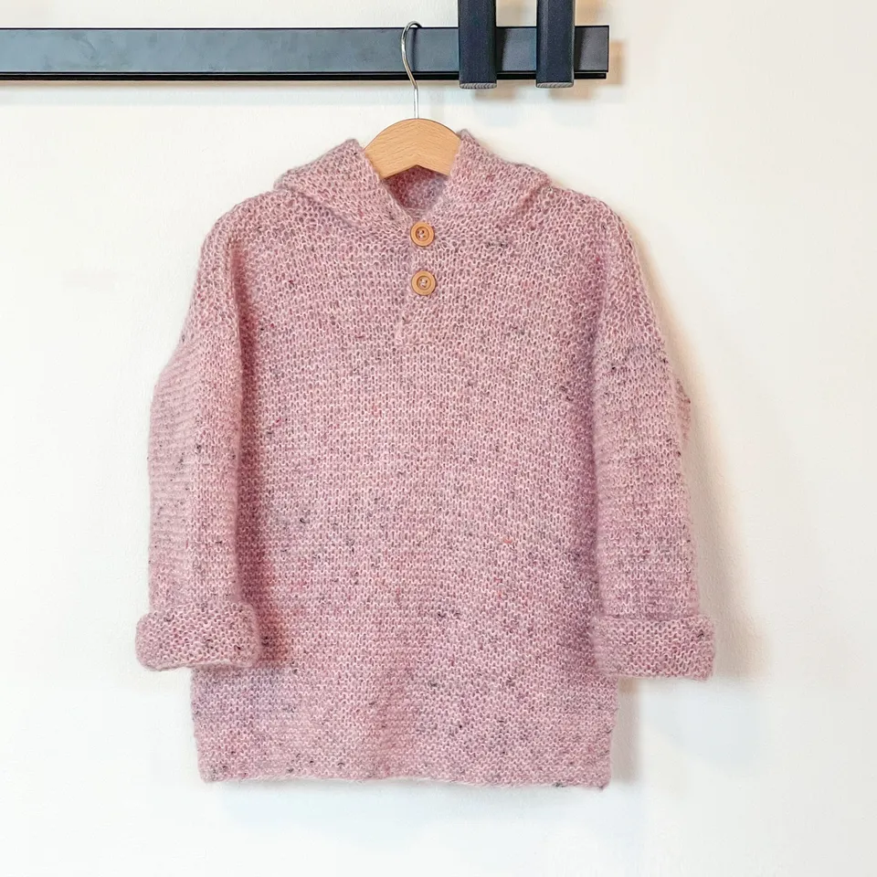 hobbii-anleitungen-dagmar-kinderpullover-strickanleitung-mit-kapuze image 1