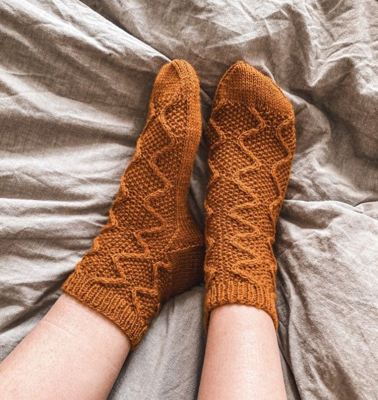 hobbii-anleitungen-friendly-socks-strickanleitung-gr-36-37-zopfmuster image 2