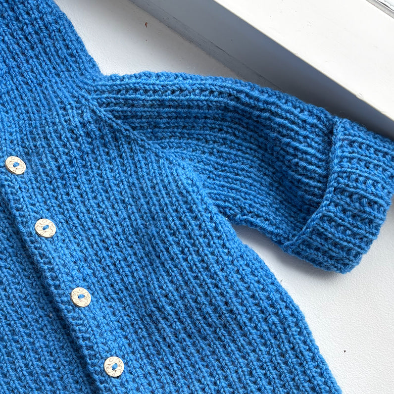 hobbii-anleitungen-easy-sleepy-suit-baby-overall-strickanleitung image 3