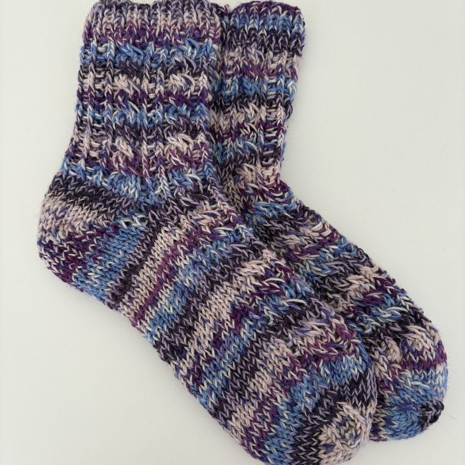 hobbii-anleitungen-ivy-twist-socken-strickanleitung-38-40-zopf image 2