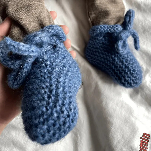 hobbii-ultra-easy-booties-baby-strickanleitung-pdf-anf-nger image 1