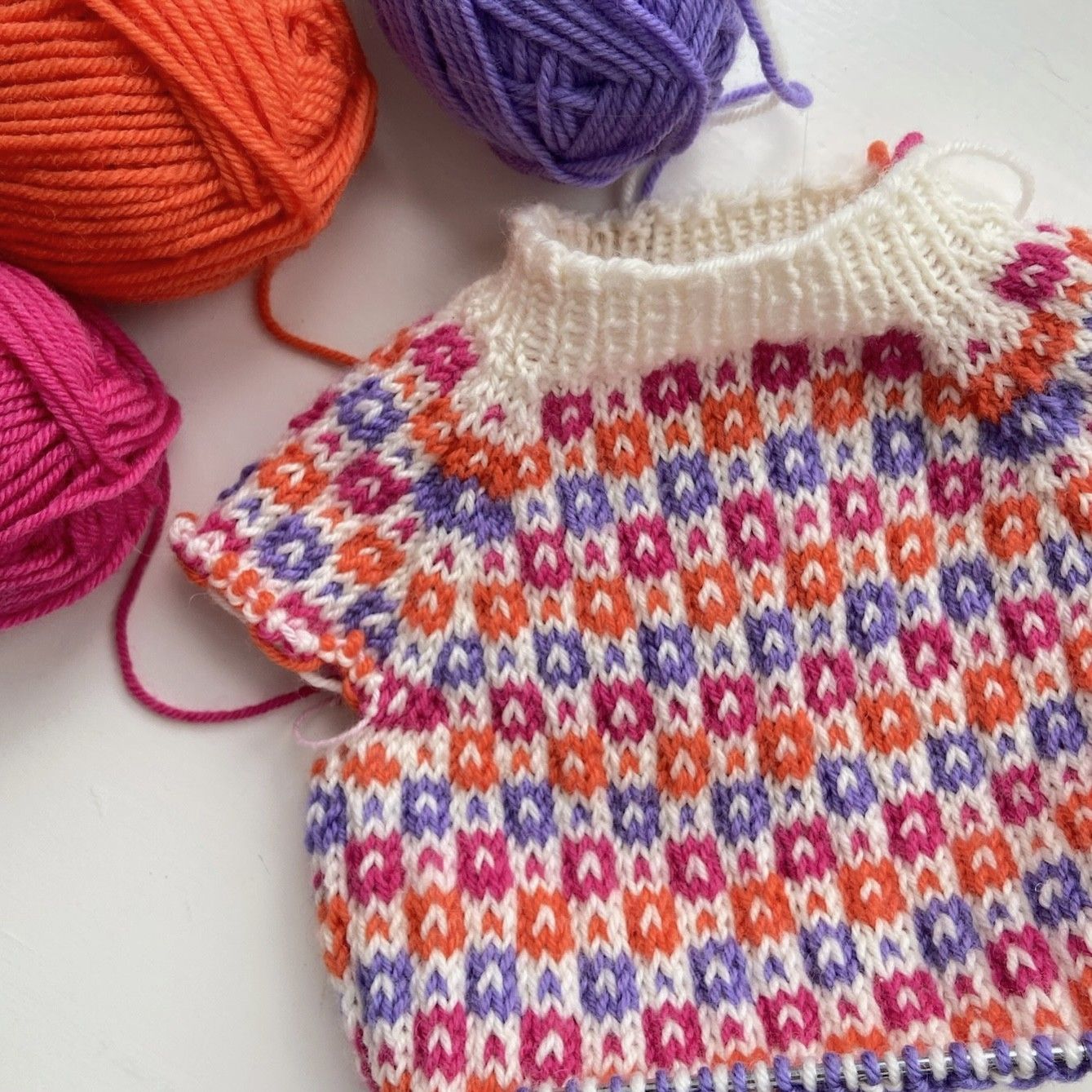 hobbii-easy-colour-babypullover-strickanleitung-0-2-monate image 4