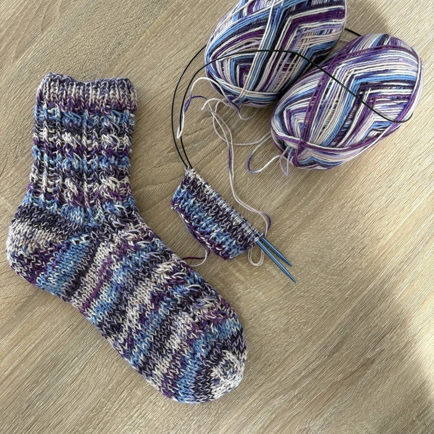 hobbii-anleitungen-ivy-twist-socken-strickanleitung-38-40-zopf image 4