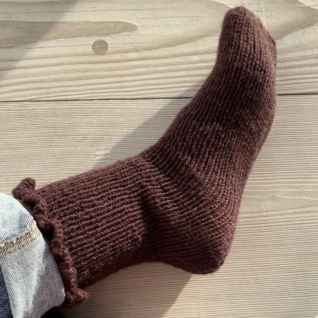 hobbii-anleitungen-ultra-easy-ruffle-socks-strickanleitung-s-l image 1