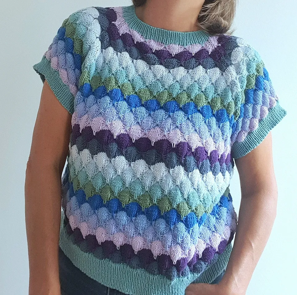 hobbii-sommerbobler-t-shirt-strickanleitung-pdf-reliefmuster image 1
