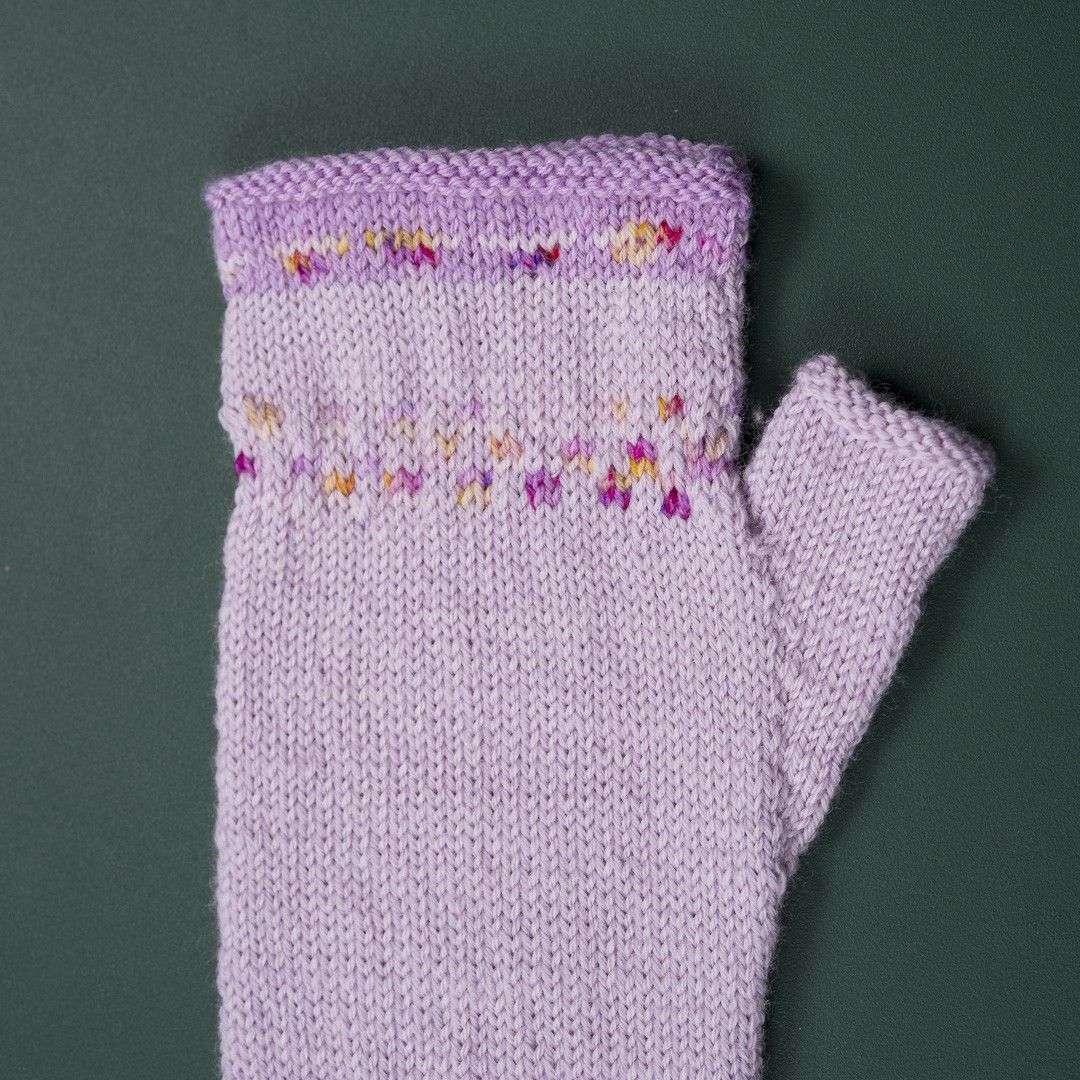 hobbii-just-a-half-strickanleitung-fingerlose-handschuhe image 2