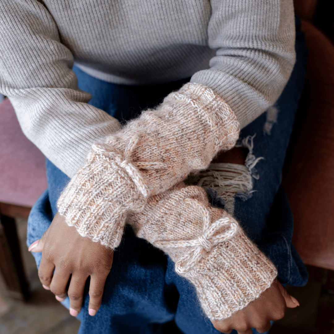 hobbii-anleitungen-willow-handschuhe-strickanleitung-fingerlos-mohair image 1